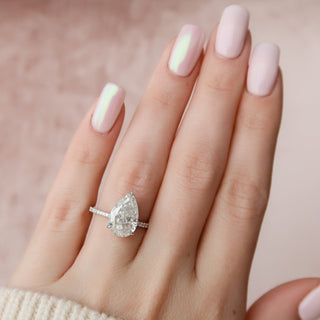 Bague de fiançailles en moissanite avec halo caché et pavé en forme de poire de 3,0 ct