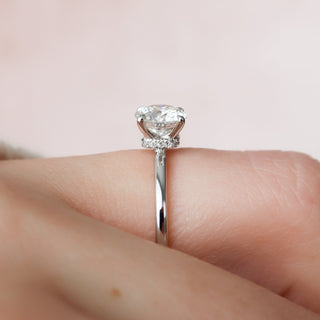 Bague de fiançailles unique avec halo caché et solitaire en moissanite à taille ronde de 1,0 ct 