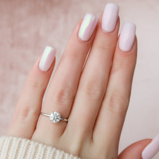 Bague de fiançailles unique avec halo caché et solitaire en moissanite à taille ronde de 1,0 ct 