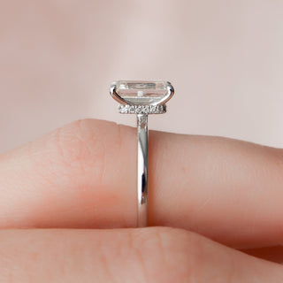 Bague de fiançailles avec halo caché en moissanite en forme d'émeraude de 2,0 ct