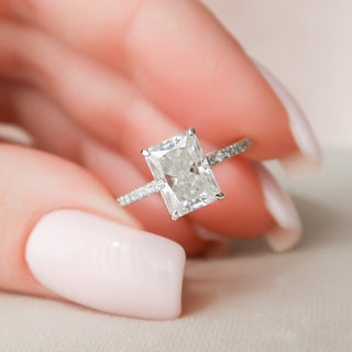 Bague de fiançailles en moissanite avec pavé radiant et halo caché de 2,5 ct