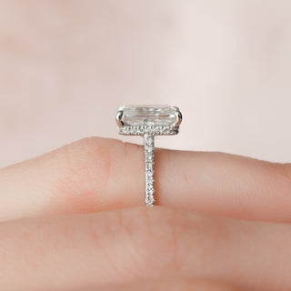 Bague de fiançailles en moissanite avec pavé radiant et halo caché de 2,5 ct