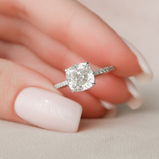 Bague de fiançailles en moissanite avec pavé coussin et halo caché de 2,5 ct