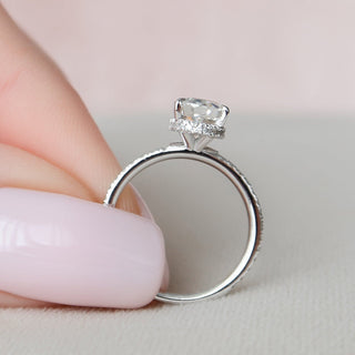 Bague de fiançailles avec halo caché en moissanite de forme ovale de 1,5 ct