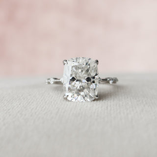 Bague de fiançailles avec solitaire coussin de 5,0 ct et pavé délicat de moissanite