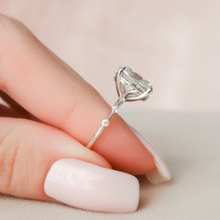 Bague de fiançailles avec solitaire coussin de 5,0 ct et pavé délicat de moissanite