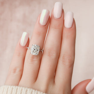 Bague de fiançailles avec solitaire coussin de 5,0 ct et pavé délicat de moissanite