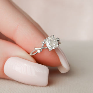 Bague de fiançailles en moissanite inspirée de la nature avec une branche de brindille taillée en coussin de 1,0 à 2,0 ct