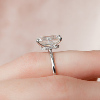 Anillo de compromiso solitario con diamante de moissanita y halo oculto de talla esmeralda de 5,0 quilates