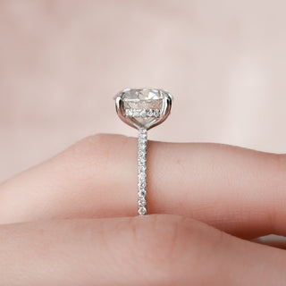 Bague de fiançailles en moissanite à halo caché et taille ronde de 2,50 ct sertie de pavés