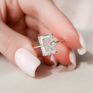 Bague de fiançailles en moissanite de style solitaire à taille radiante de 4,5 ct