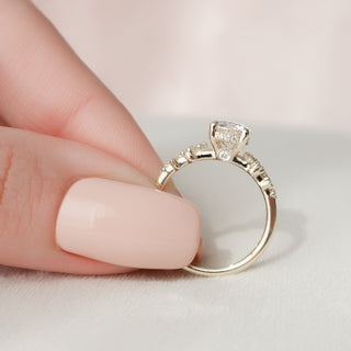 Anillo de compromiso con diamantes de moissanita de talla redonda de 1,0 ct 