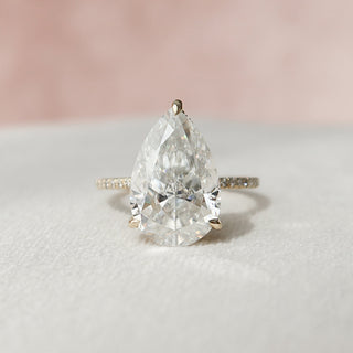 Bague de fiançailles en moissanite à sertissage pavé et solitaire taille poire de 4,5 ct