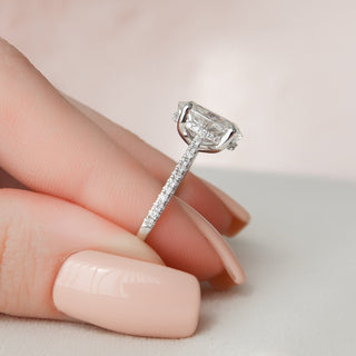 Bague de fiançailles en moissanite avec pavé ovale et halo caché de 3,0 ct