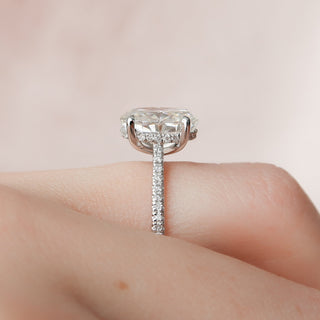 Bague de fiançailles en moissanite avec pavé ovale et halo caché de 3,0 ct