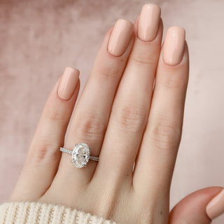 Bague de fiançailles en moissanite avec pavé ovale et halo caché de 3,0 ct