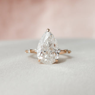 Bague de fiançailles en moissanite de style pavé délicat et solitaire en forme de poire de 4,0 ct