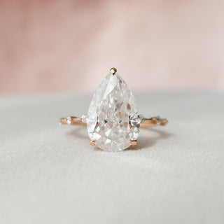 Bague de fiançailles avec halo caché en diamants et moissanite en forme de poire de 4,0 ct