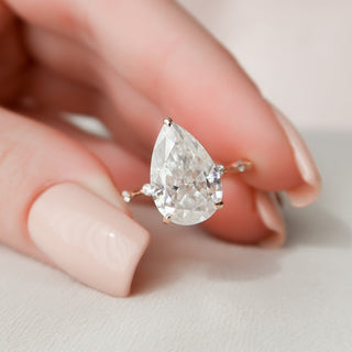 Bague de fiançailles en moissanite de style pavé délicat et solitaire en forme de poire de 4,0 ct