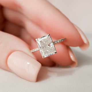 Bague de fiançailles en moissanite avec pavé radiant et halo caché de 3,0 ct