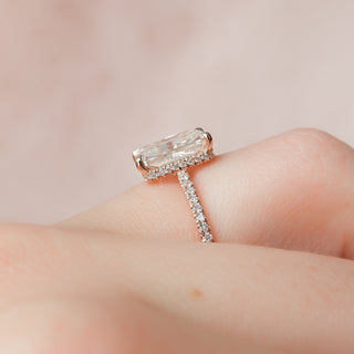 Bague de fiançailles ouverte en moissanite à halo caché de 3,0 ct à coupe radiante 