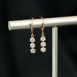 Boucles d'oreilles pendantes à trois diamants taille ronde pour femmes