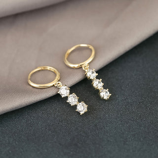 Boucles d'oreilles pendantes à trois diamants taille ronde pour femmes