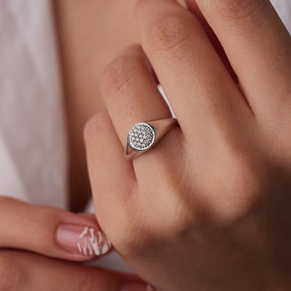 Bague chevalière en diamant à coupe ronde en moissanite pour femme