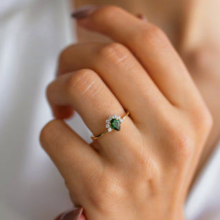 Anillo de diamantes en racimo de moissanita con corte de pera verde para mujer