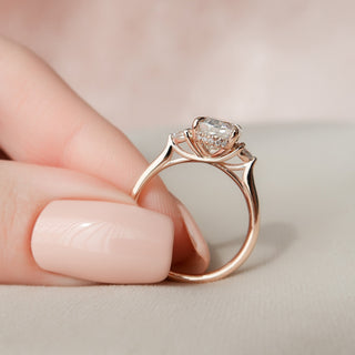 Bague de fiançailles ovale allongée de 2,0 ct avec halo caché de diamants en moissanite à trois pierres