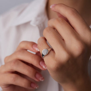 Bague chevalière en diamant à coupe ronde en moissanite pour femme