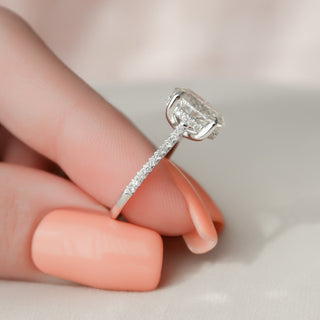 Anillo de compromiso con pavé de diamantes y moissanita con halo oculto ovalado de 2,0 quilates para mujer