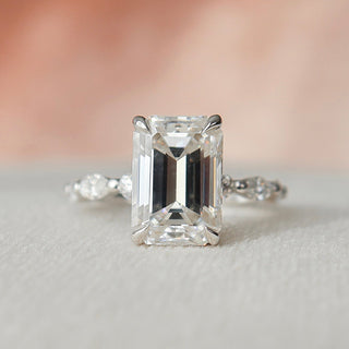 Bague de fiançailles avec solitaire en émeraude de 3,0 ct et sertissage halo caché en moissanite