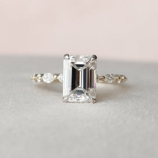 Bague de fiançailles pavée de diamants en moissanite à halo caché de taille émeraude de 3,0 ct 