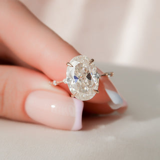 Bague de fiançailles ovale délicate en moissanite pavée de 5,0 ct