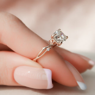 Bague de fiançailles en moissanite inspirée de la nature avec une branche à taille coussin de 1,50 ct 