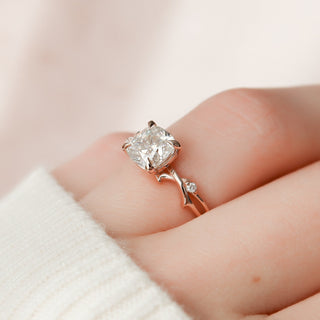 Bague de fiançailles en moissanite inspirée de la nature avec une branche à taille coussin de 1,50 ct 