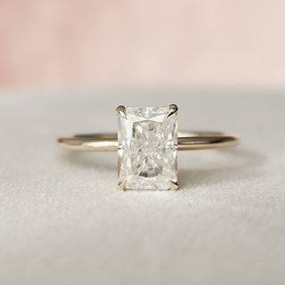 Bague de fiançailles avec halo caché en moissanite de forme radiante de 1,5 ct