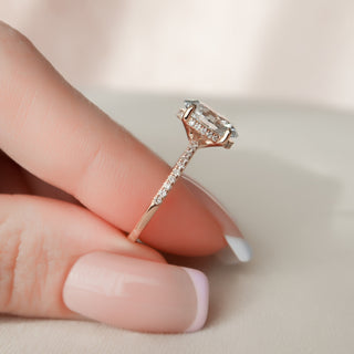 Bague de fiançailles en moissanite ovale avec halo caché de 2,0 ct et pavé de diamants