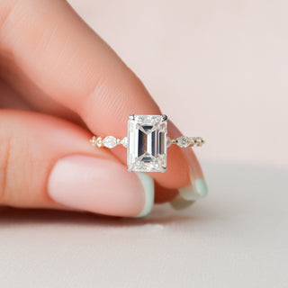 Bague de fiançailles avec solitaire en émeraude de 3,0 ct et sertissage halo caché en moissanite