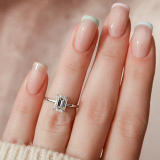 Bague de fiançailles avec halo caché en moissanite en forme d'émeraude de 1,50 ct