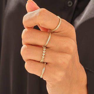 Anillo de bodas de eternidad triangular con diamantes de talla redonda para mujer