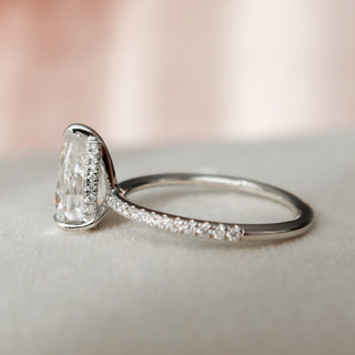 Bague de fiançailles avec halo caché en diamants et moissanite en forme de poire de 1,50 ct