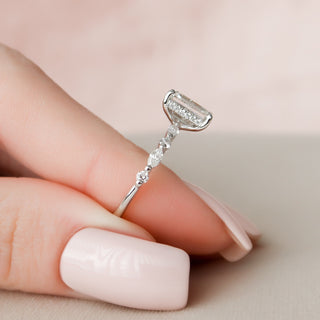 Bague de fiançailles en moissanite avec halo caché et sertissage pavé d'émeraude 2.0