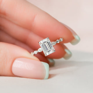 Bague de fiançailles en moissanite avec halo caché et sertissage pavé d'émeraude 2.0