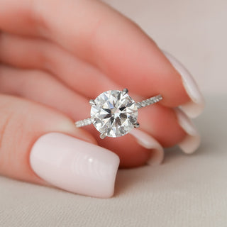 Bague de fiançailles en moissanite à halo caché et taille ronde de 2,50 ct sertie de pavés