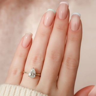 Bague de fiançailles de mariée avec solitaire en moissanite taille poire de 1,35 ct et halo caché 