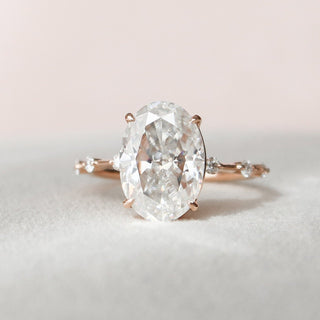 Bague de fiançailles en moissanite ovale de 4,5 ct de style pavé délicat