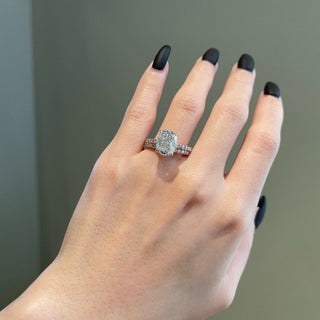 Anillo de compromiso con diamantes de moissanita de talla cojín alargada de 4,0 ct 