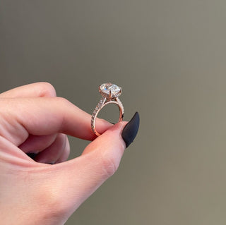 Anillo de compromiso con diamantes de moissanita de talla cojín alargada de 4,0 ct 